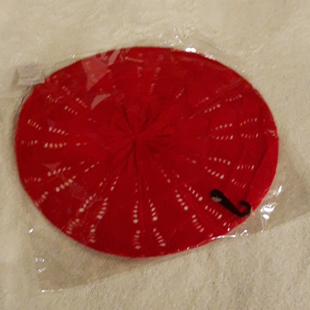 Red knit beret - NEW